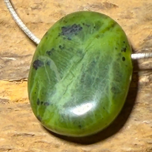 nephrit-jade-edelstein-schmuck-ketten-anhaenger-heilstein-180726