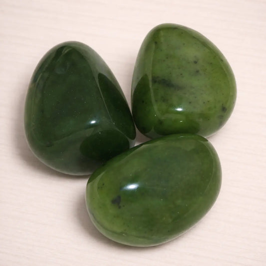 nephrit-jade-edelstein-trommelstein-handschmeichler-entspannung-massage-chakra-seelensteinchen-2
