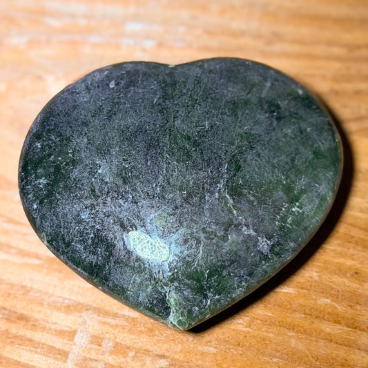 nephrit-jade-herz-edelstein-handschmeichler-massage-heilstein-031026-2