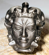 Medusa Gravur aus Silber-Obsidian – kunstvolle Edelstein-Skulptur #8070