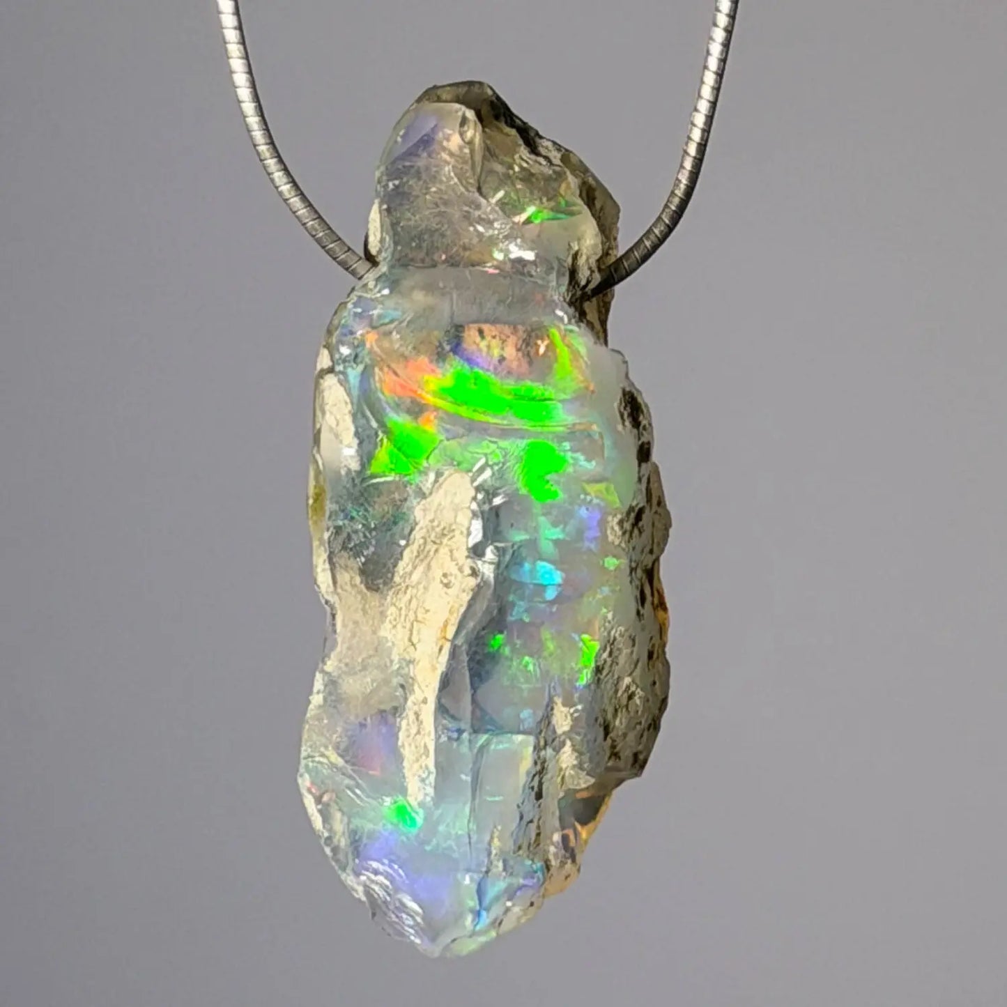 opal-edelstein-schmuck-ketten-anhaenger-trommelstein-seelensteinchen