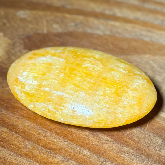 orangencalcit-edelstein-seifenstein-handschmeichler-massage-seelensteinchen