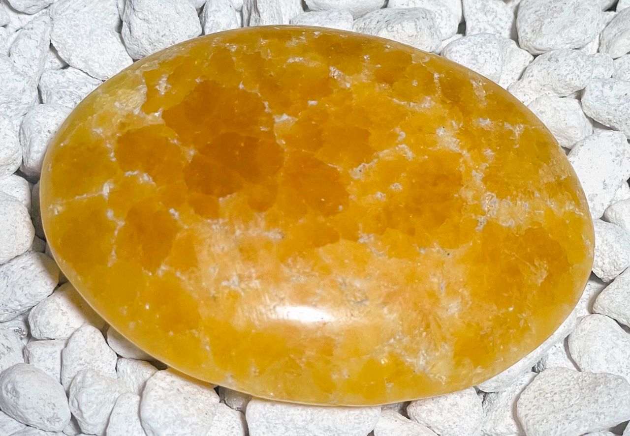 Orangencalcit - Seifenstein - Handschmeichler - Auflagestein - Palmstone - Massagestein - Edelstein - poliert #7102
