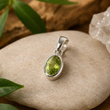 Peridot Anhänger aus 925er Silber – facettierter Edelstein 18 × 6 mm #4065
