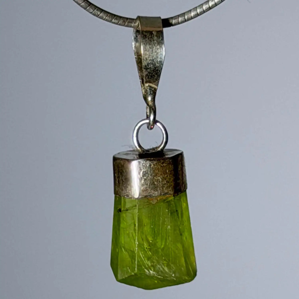 peridot-edelstein-schmuck-ketten-anhaenger-collier-trommelstein-seelensteinchen-130826