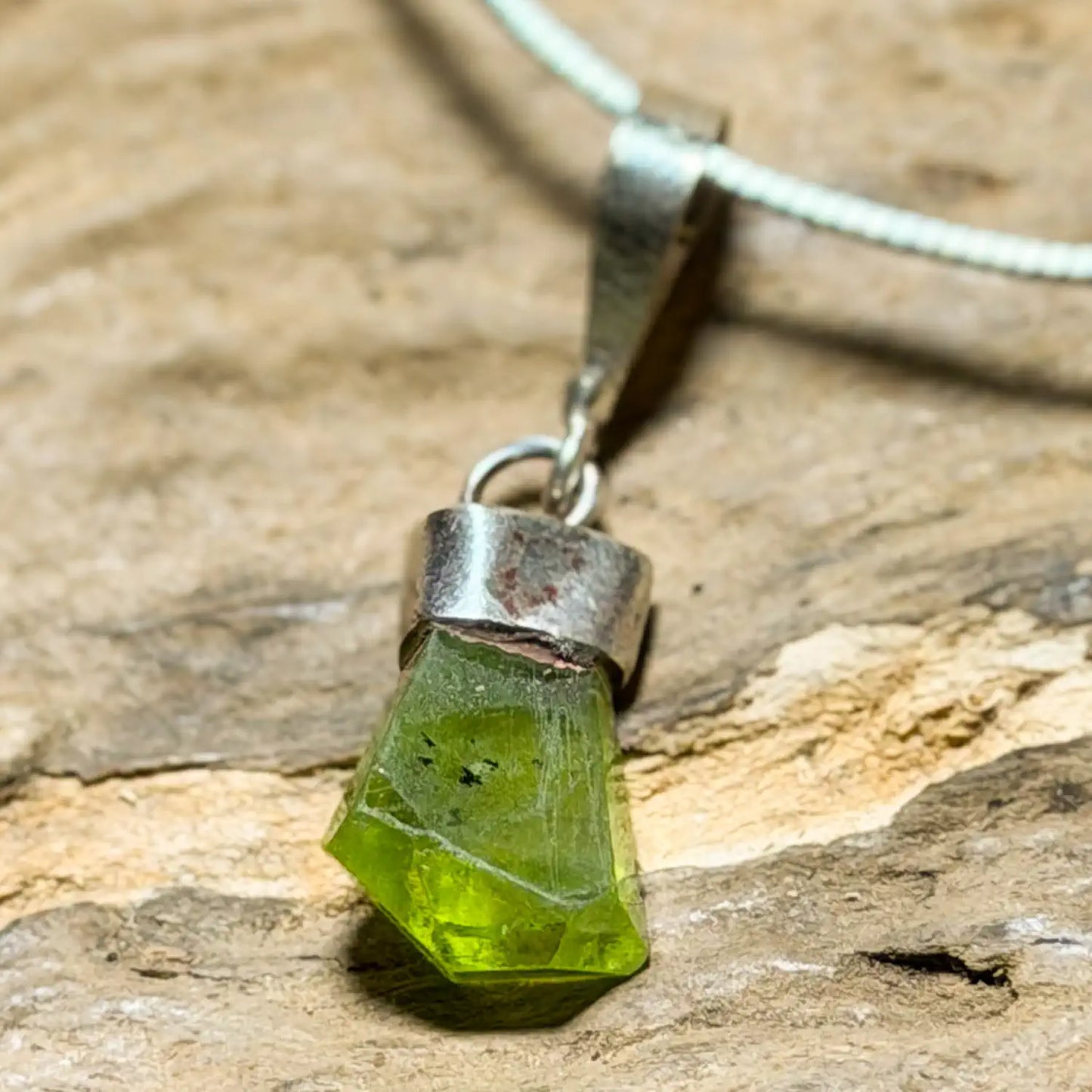 peridot-edelstein-schmuck-ketten-anhaenger-heilstein-seelensteinchen-220726