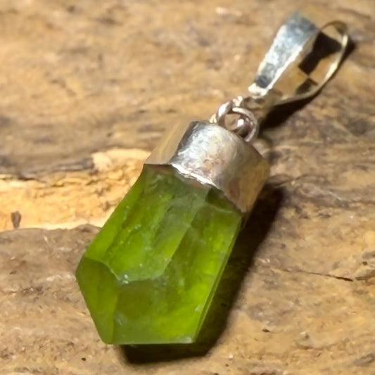 peridot-edelstein-schmuck-ketten-anhaenger-heilstein-trommelstein