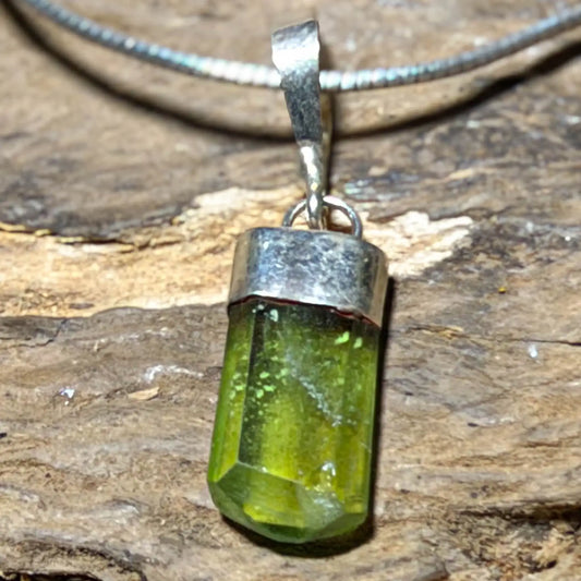 peridot-edelstein-schmuck-ketten-anhaenger-trommelstein-heilstein-kristall-191026-3