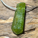 Peridot Anhänger gebohrt – Grüner Edelstein Naturstein ca. 37 × 14 mm #8162