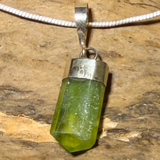 peridot-edelstein-schmuck-ketten-anhaenger-trommelstein-heilstein-seelensteinchen-120626-2