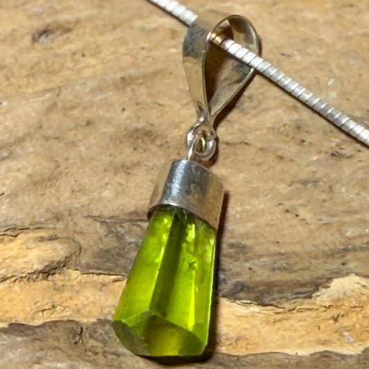 peridot-edelstein-schmuck-ketten-anhaenger-trommelstein-heilstein-seelensteinchen-120626-3