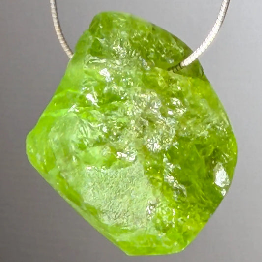peridot-edelstein-schmuck-ketten-anhaenger-trommelstein-heilstein-seelensteinchen-120626