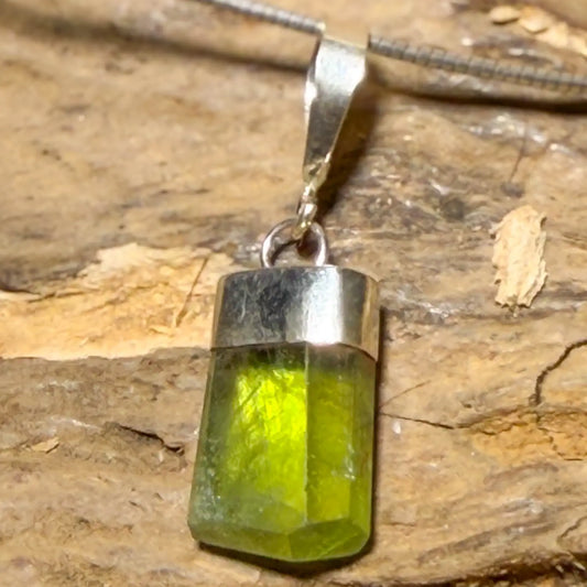 peridot-edelstein-trommelstein-schmuck-ketten-anhaenger-heilstein-180926