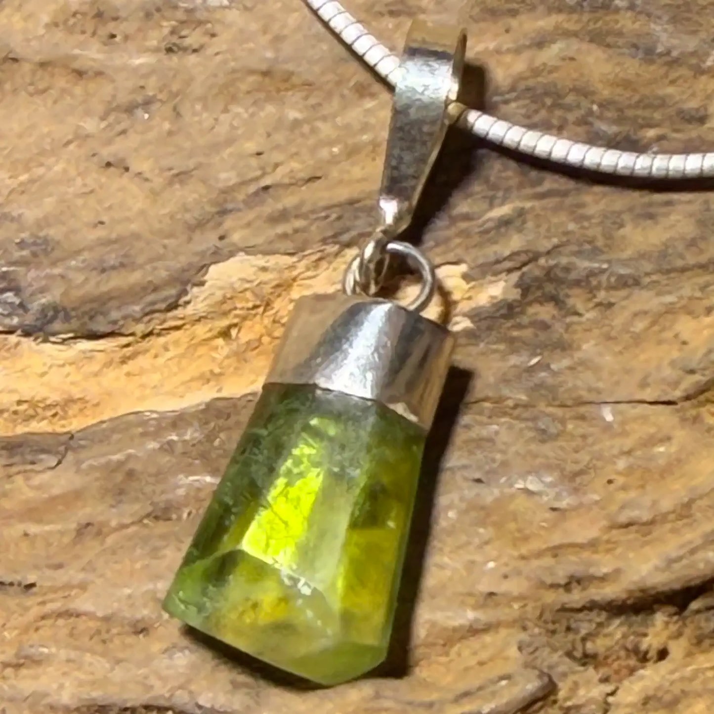 peridot-edelstein-schmuck-ketten-anhaenger-heilstein