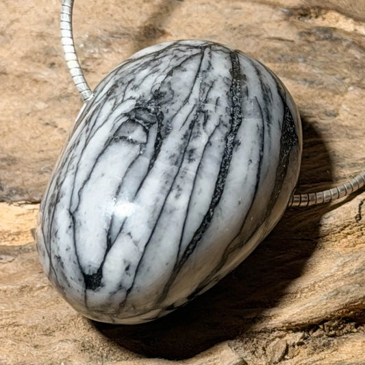 pinolith-edelstein-trommelstein-schmuck-ketten-anhaenger-heilstein-seelensteinchen