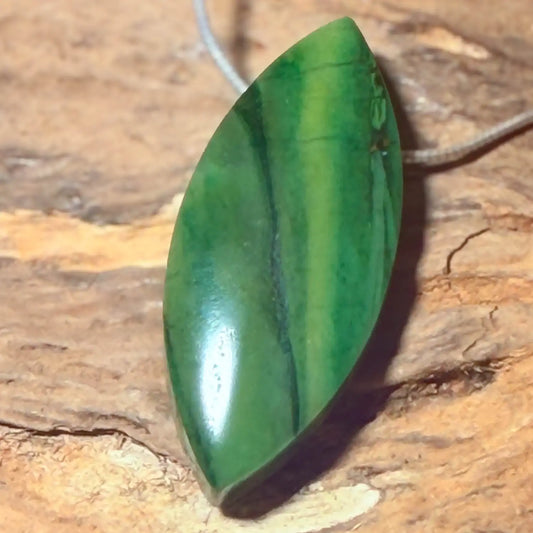 prasem-edelstein-schmuck-ketten-anhaenger-collier-trommelstein-seelensteinchen-130826