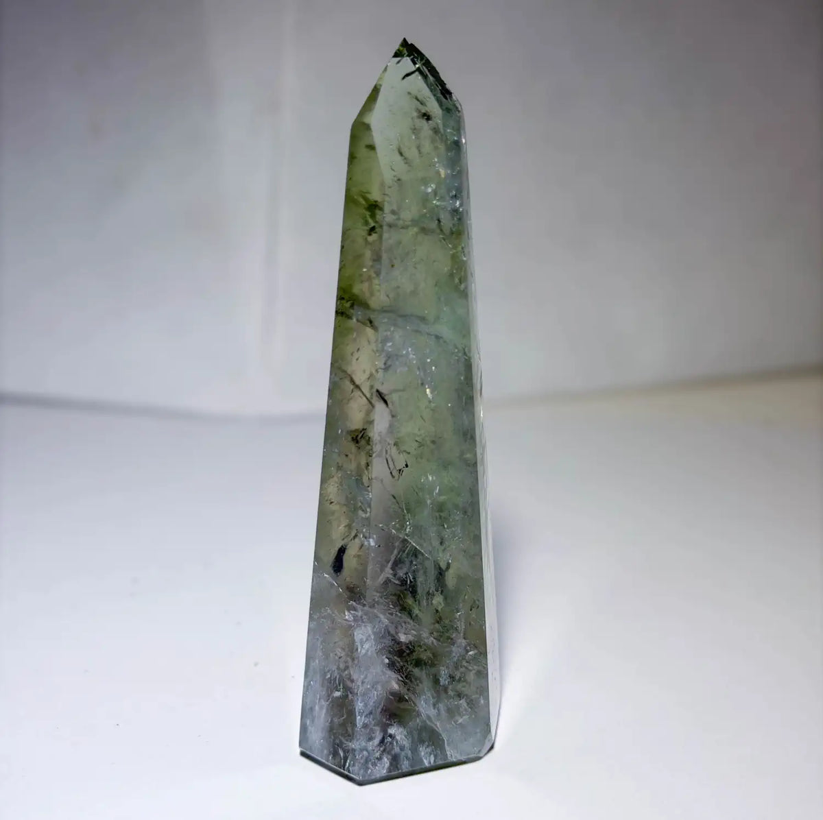 prasiolith-edelstein-spitze-kristall-gruener-amethyst-edelstein-241026