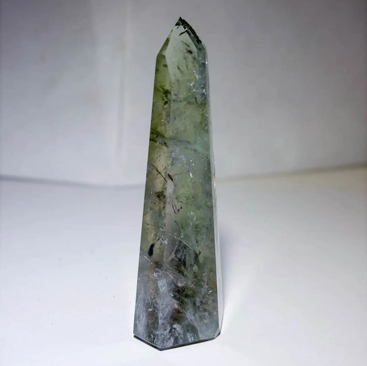 prasiolith-edelstein-spitze-kristall-gruener-amethyst-edelstein-241026