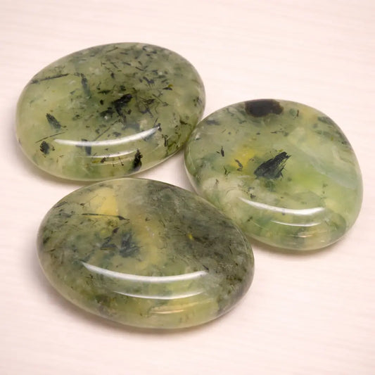 prehnit-edelstein-scheibenstein-handschmeichler-entspannung-massage-chakra-seelensteinchen