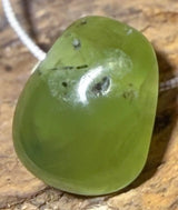 Prehnit mit Epidot Trommelstein Edelstein Schmuck Ketten Anhänger - A Qualität #2264 - seelensteinchen