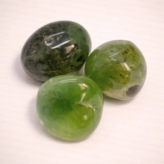 prehnit-edelstein-trommelstein-handschmeichler-entspannung-massage-chakra-seelensteinchen