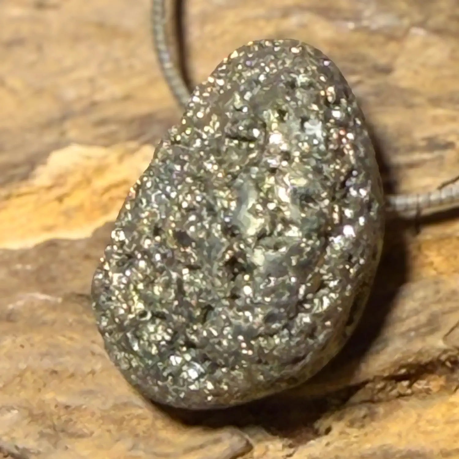 pyrit-edelstein-trommelstein-schmuck-ketten-anhaenger-heilstein-080726