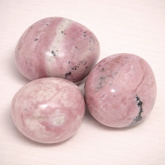 rhodochrosit-edelstein-trommelstein-handschmeichler-entspannung-massage-chakra-seelensteinchen