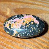 Rodonita piedra de jabón - Piedra de palma - Piedra de apoyo - Piedra de masaje 181g, pulida #6793