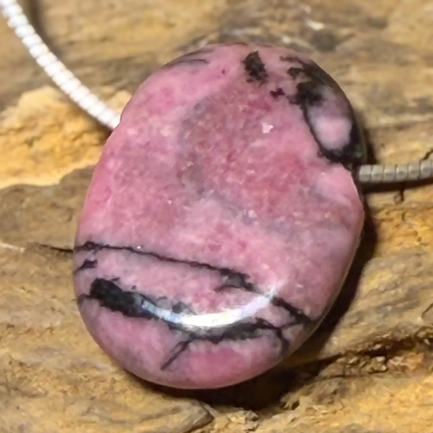 rhodonit-edelstein-trommelstein-schmuck-ketten-anhaenger-heilstein-080726
