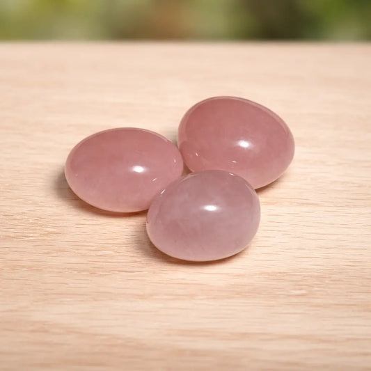 rosenquarz-edelstein-trommelstein-handschmeichler-entspannung-massage-chakra-seelensteinchen