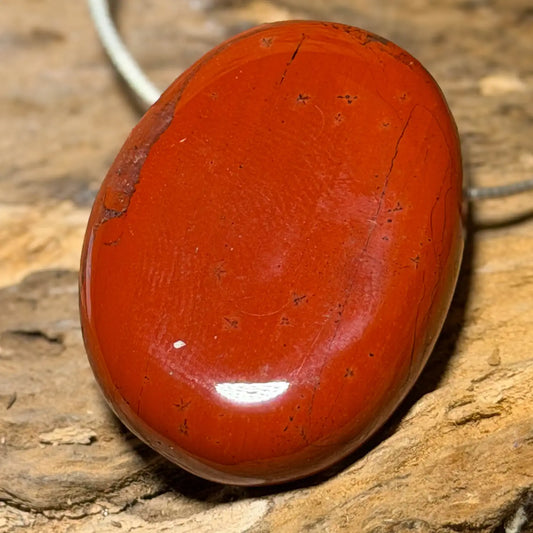 roter-jaspis-edelstein-schmuck-ketten-anhaenger-collier-trommelstein-seelensteinchen-050826