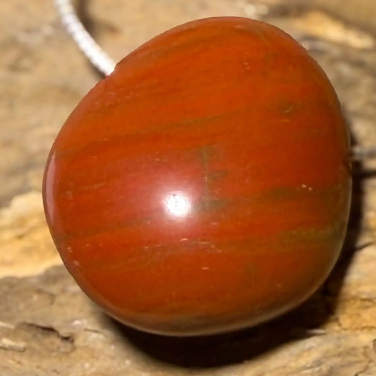 roter-jaspis-edelstein-schmuck-ketten-anhaenger-collier-trommelstein-seelensteinchen-060826