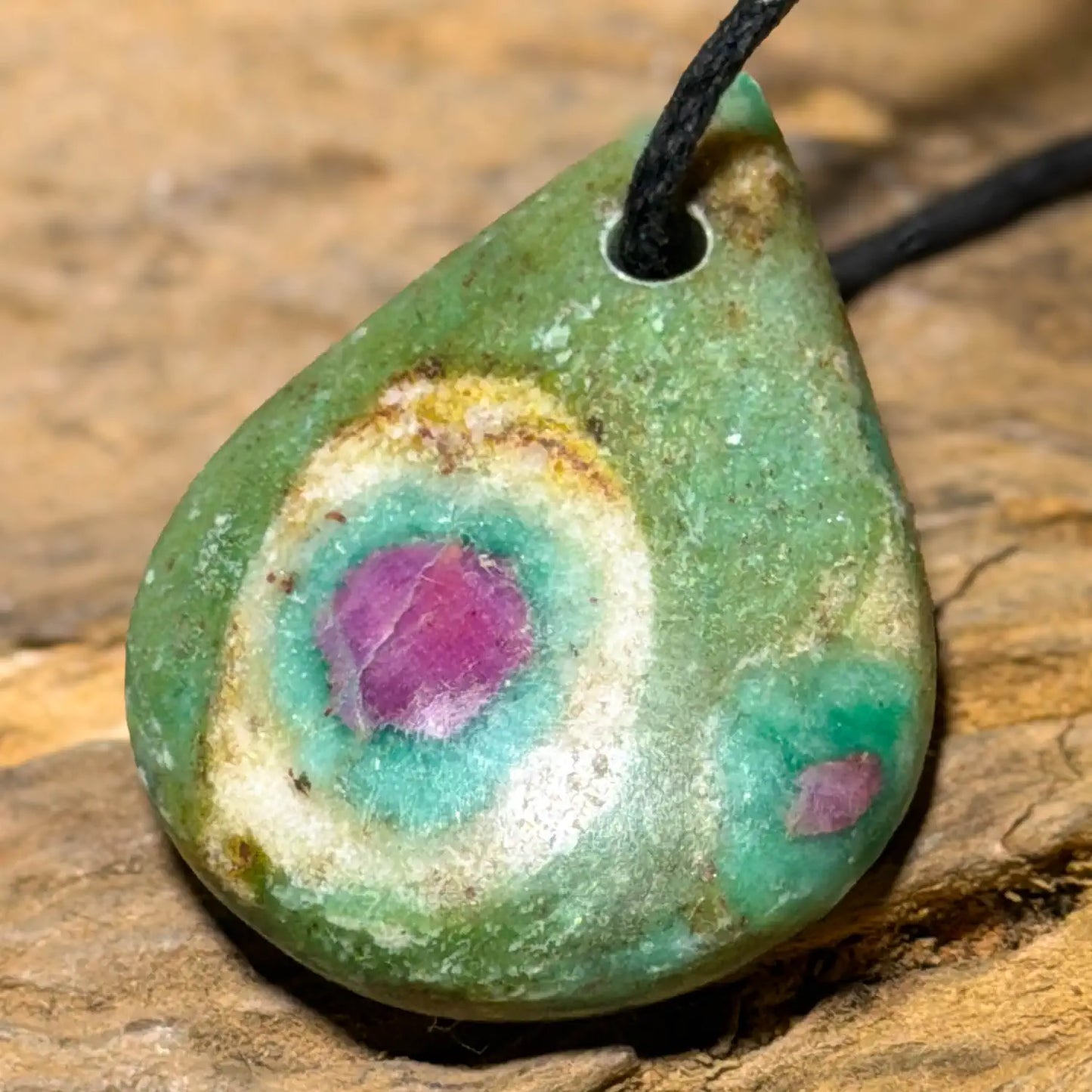 rubin-fuchsit-edelstein-schmuck-ketten-anhaenger-trommelstein-heilstein-180526