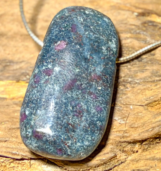 rubin-kyanit-edelstein-schmuck-ketten-anhaenger-trommelstein-heilstein-190926