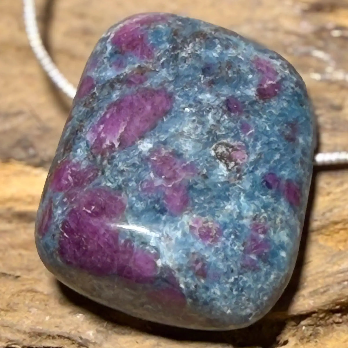 rubin-kyaniti-edelstein-trommelstein-schmuck-anhaenger-kette-collier-heilstein-200826