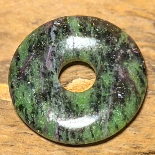 rubin-zoisit-donut-pi-scheibe-edelstein-heilstein-schmuck-ketten-anhaenger-020626