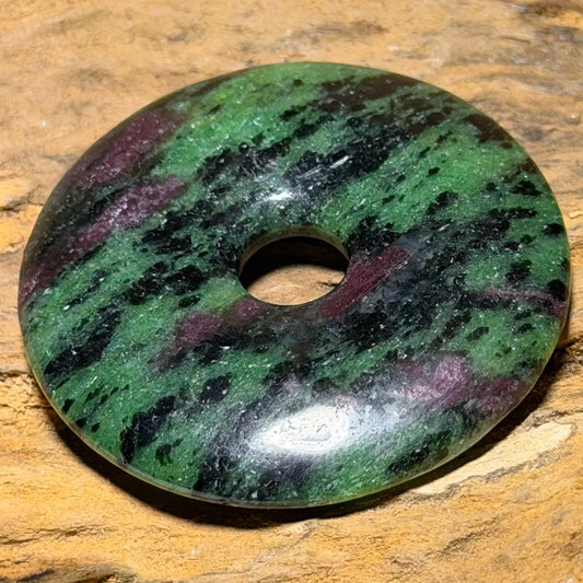 rubin-zoisit-edelstein-donut-pi-scheibe-schmuck-ketten-anhaenger-heilstein-seelensteinchen-160426