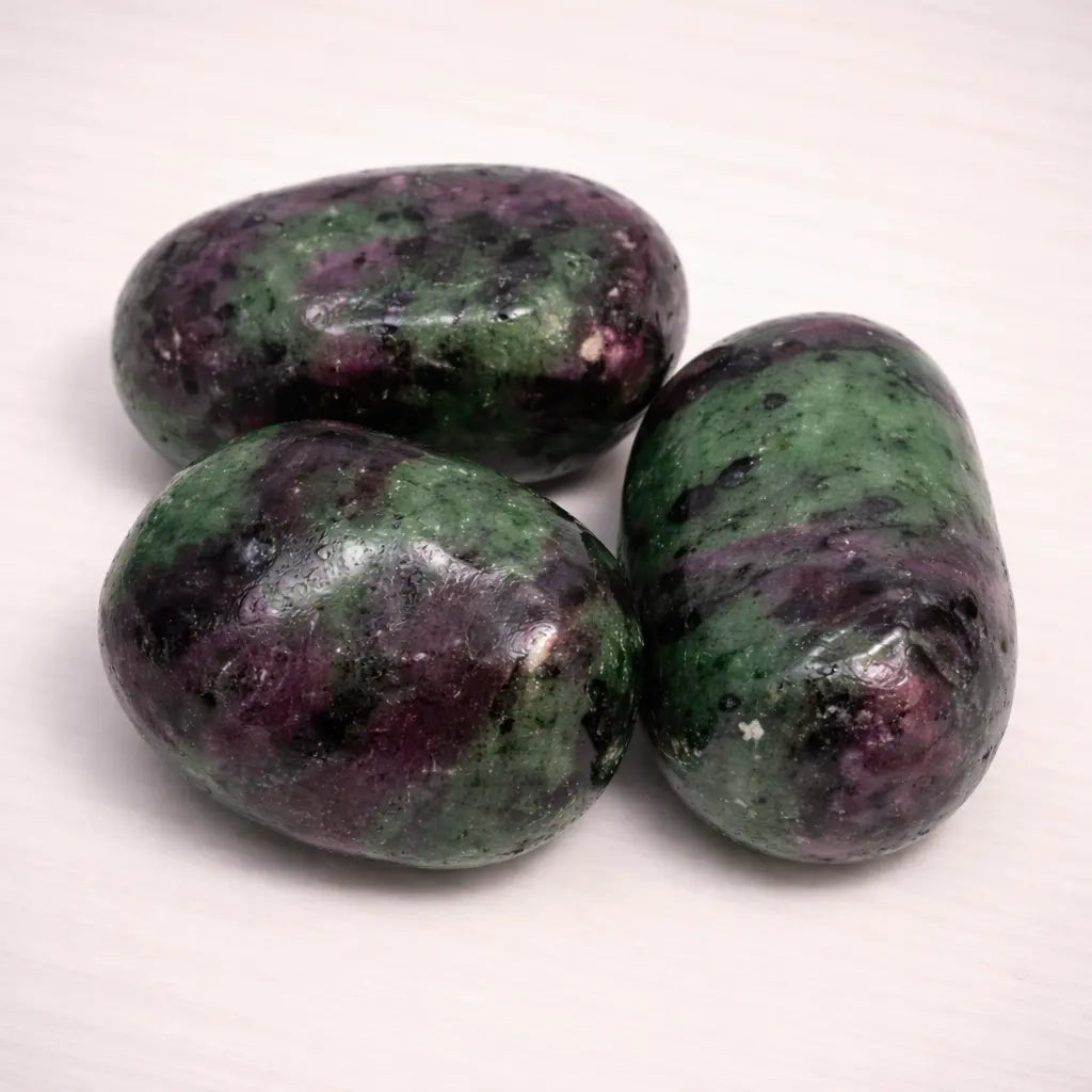 rubin-zoisit-edelstein-trommelstein-handschmeichler-entspannung-massage-chakra-seelensteinchen