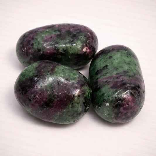 rubin-zoisit-edelstein-trommelstein-handschmeichler-entspannung-massage-chakra-seelensteinchen
