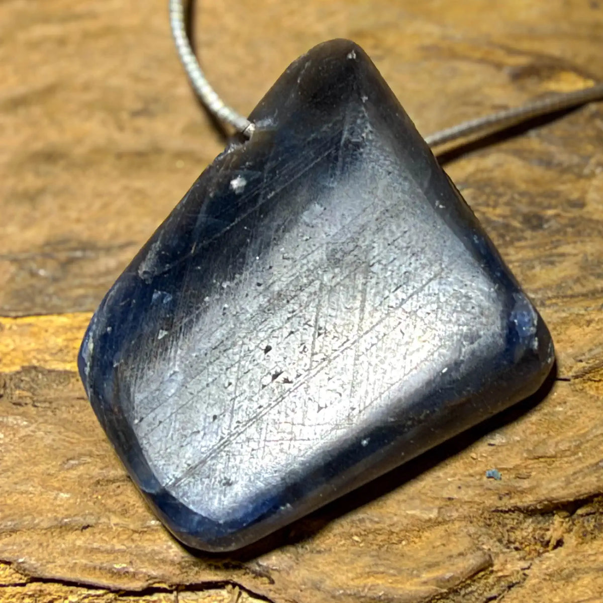 saphir-edelstein-schmuck-ketten-anhaenger-trommelstein-heilstein-270926