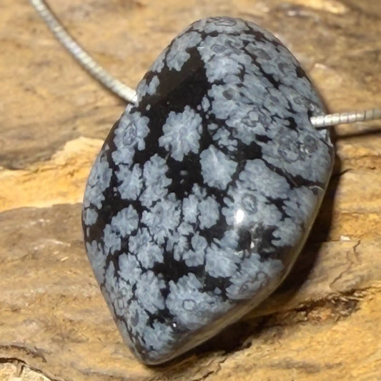 schneeflocken-obsidian-edelstein-trommelstein-schmuck-ketten-anhaenger-heilstein-080726