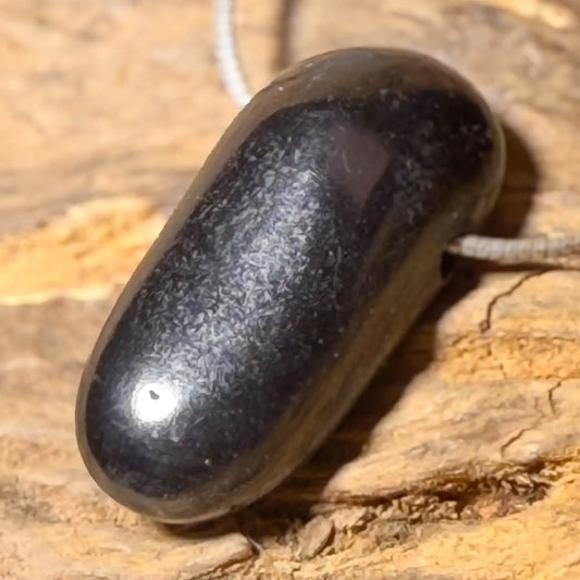 schungit-edelstein-schmuck-ketten-anhaenger-heilstein-trommelstein-energie-seelensteinchen-300426