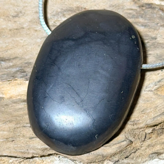 schungit-edelstein-schmuck-ketten-anhaenger-heilstein-trommelstein-seelensteinchen-060526