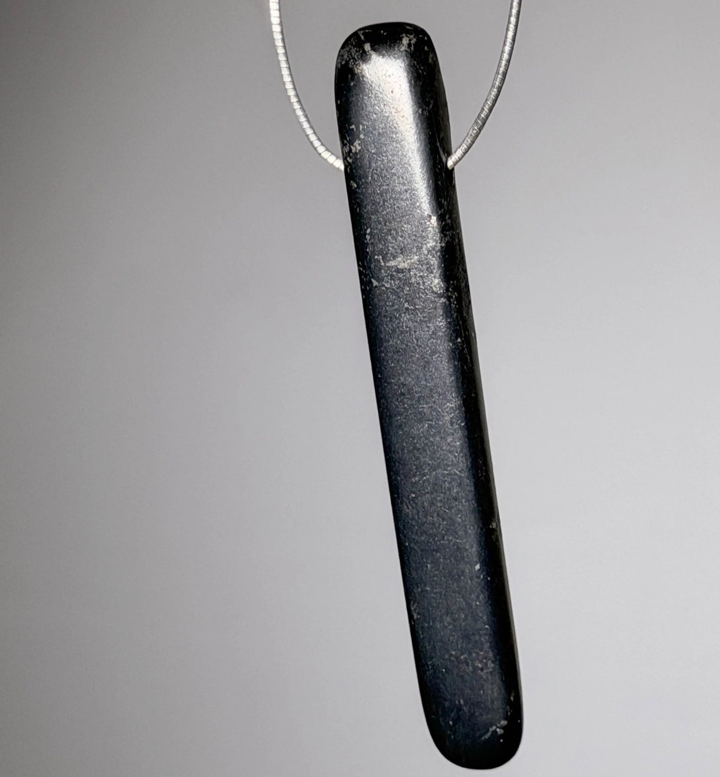 schungit-edelstein-schmuck-ketten-anhaenger-heilstein-trommelstein-seelensteinchen-080426