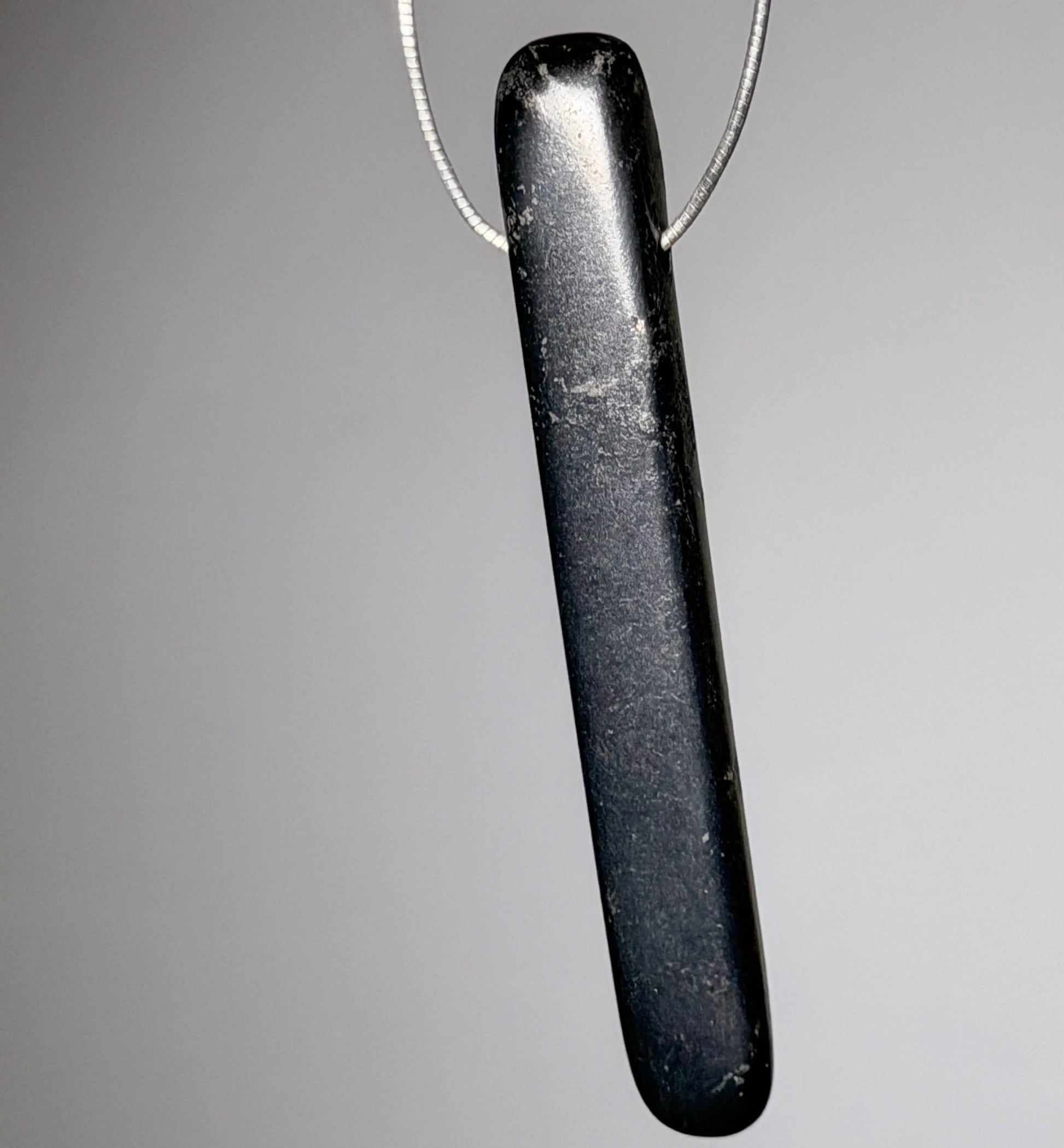 schungit-edelstein-schmuck-ketten-anhaenger-heilstein-trommelstein-seelensteinchen-080426