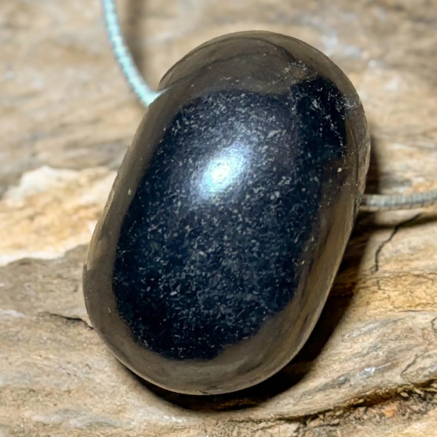 schungit-edelstein-schmuck-ketten-anhaenger-trommelstein-heilstein-seelensteinchen-220526