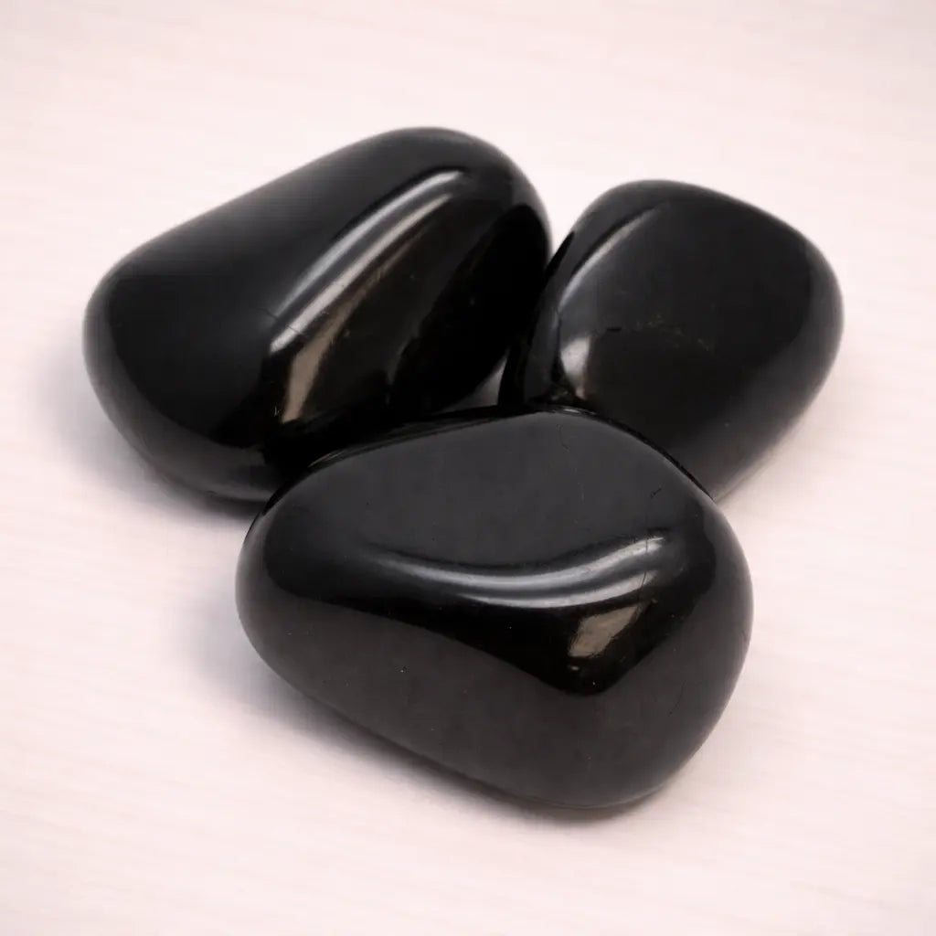 schungit-edelstein-trommelstein-handschmeichler-entspannung-massage-chakra-seelensteinchen-2