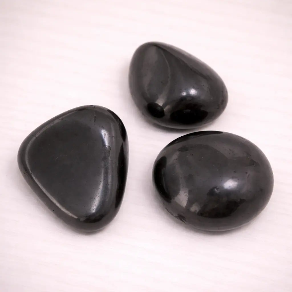 schungit-edelstein-trommelstein-handschmeichler-entspannung-massage-chakra-seelensteinchen-3