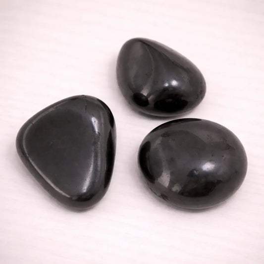 schungit-edelstein-trommelstein-handschmeichler-entspannung-massage-chakra-seelensteinchen-3