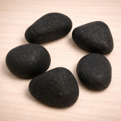 schungit-edelstein-trommelstein-handschmeichler-entspannung-massage-chakra-seelensteinchen